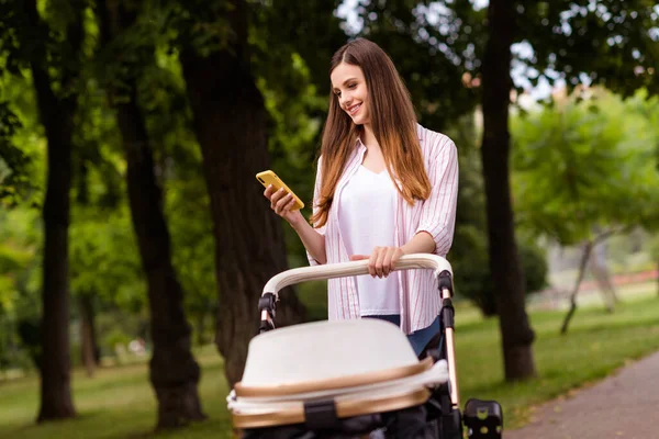 Foto Mãe Bonito Positivo Vestido Roupas Casuais Andando Buggy Pequeno — Fotografia de Stock