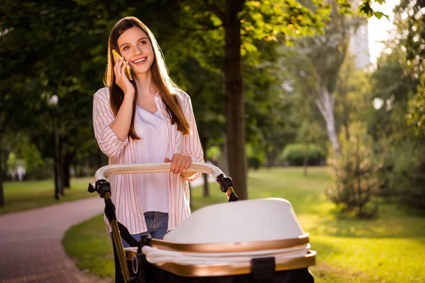 Foto Encantadora Senhora Bonita Mamãe Andar Primavera Com Bebê Carruagem — Fotografia de Stock