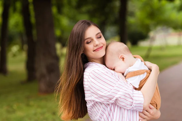 Foto Encantadora Mãe Sonhadora Pequena Filha Usar Roupas Casuais Abraçando — Fotografia de Stock