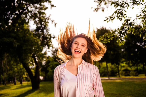 可愛い陽気な女性の写真飛んで髪の風の打撃は良い気分は外で自由な時間を楽しむ — ストック写真