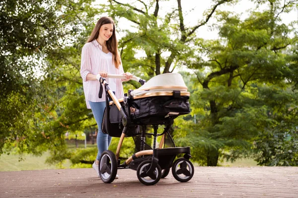 Foto Adorável Mãe Brilhante Usar Roupa Casual Sorrindo Andar Criança — Fotografia de Stock