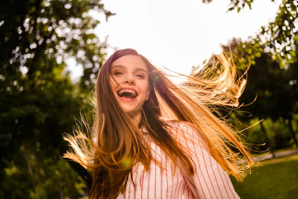 Foto Senhora Bonita Louca Desfrutar Férias Verão Parque Público Verde — Fotografia de Stock