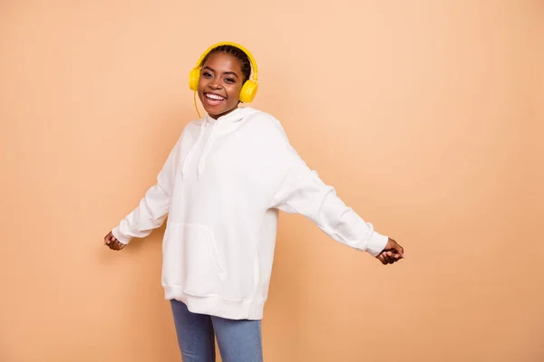 Foto Bella Giovane Bruna Signora Danza Indossare Auricolari Bianco Felpa — Foto Stock