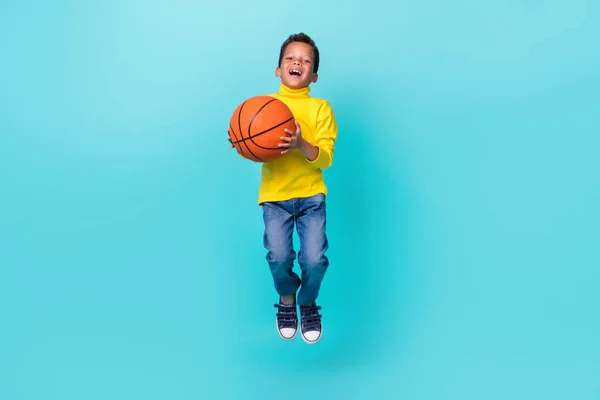 적극적 방망이 배경에 고립된 농구를 — 스톡 사진
