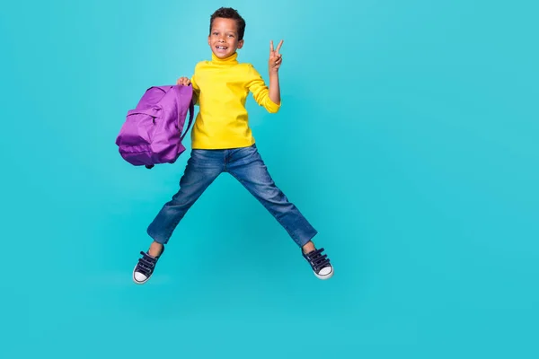 Foto Tamanho Completo Enérgico Animado Menino Salto Segurar Mochila Mostrar — Fotografia de Stock