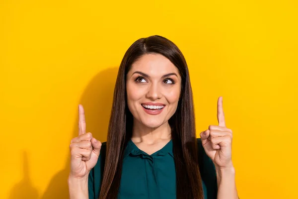 Foto Ung Upphetsad Dam Utseende Indikerar Finger Tomt Utrymme Rekommenderar — Stockfoto