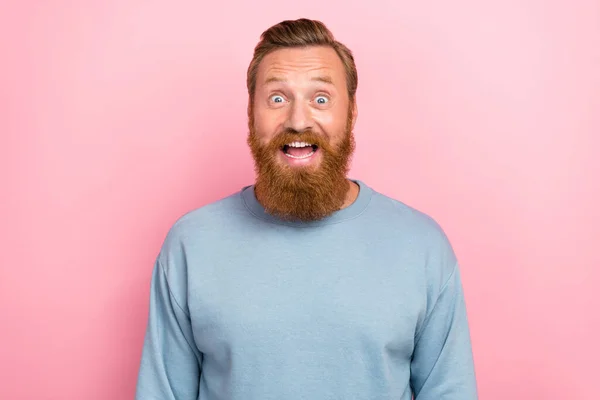 Foto Jovem Atraente Barbudo Bonito Ruiva Homem Desgaste Azul Jumper — Fotografia de Stock