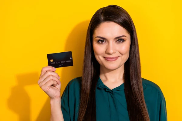 年轻漂亮女人拿着银行卡收入收入的照片在黄色背景下被隔离 — 图库照片