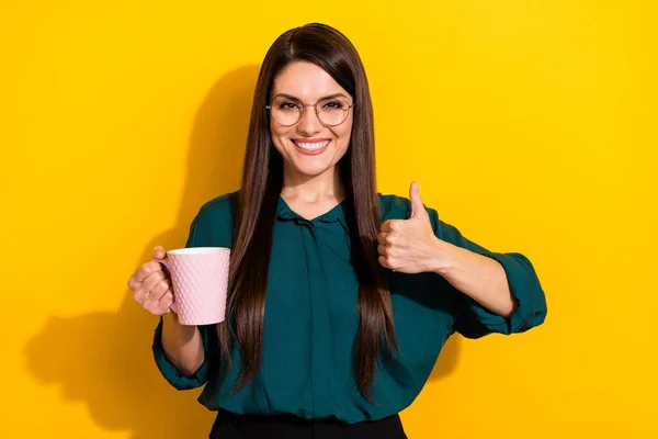 Foto Senhora Brilhante Inteligente Vestido Óculos Camisa Verde Mostrando Polegar — Fotografia de Stock