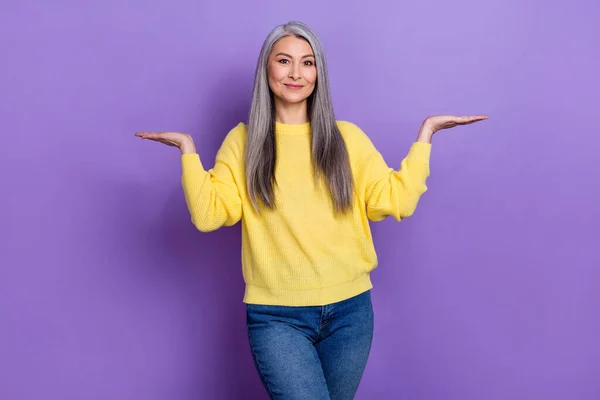 Foto Van Charmante Gepensioneerde Dame Vergelijk Twee Producten Cant Beslissen — Stockfoto