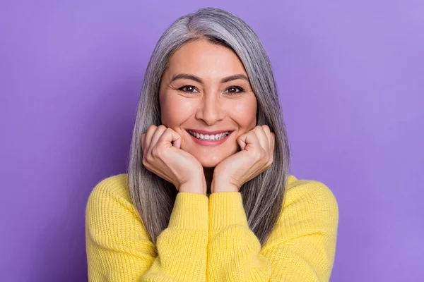 Retrato Linda Abuela Alegre Desgaste Agradable Cómodo Punto Suéter Amarillo —  Fotos de Stock