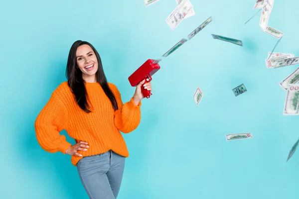 Porträtt Underbara Förtjusande Nöjd Kvinna Rakt Frisyr Bära Orange Pullover — Stockfoto