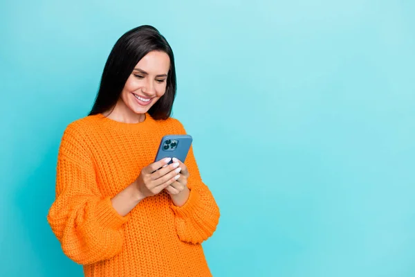 Porträtt Vackra Positiva Dam Använda Telefon Toothy Leende Tomt Utrymme — Stockfoto