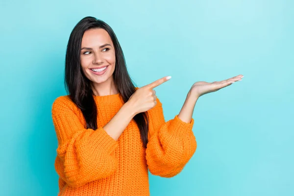 Retrato Senhora Adorável Positiva Olhar Dedo Direto Mão Segurar Oferta — Fotografia de Stock