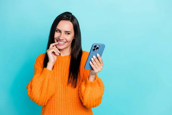 Portret Van Mooie Creatieve Meisje Beet Vinger Nagel Gebruik Telefoon — Stockfoto