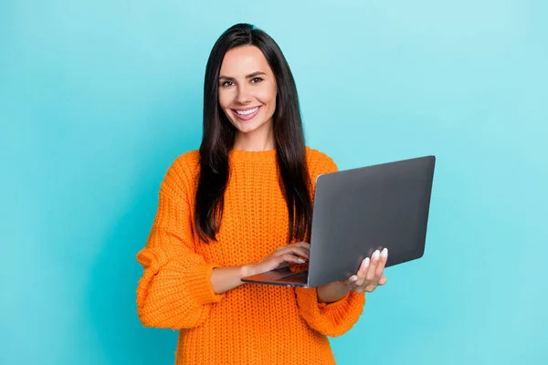 Porträtt Ganska Trevlig Flicka Håll Använda Trådlös Netbook Coworking Isolerad — Stockfoto