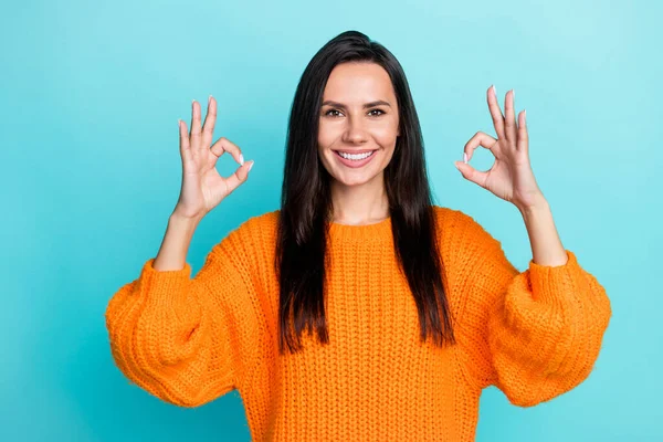 Foto Pessoa Bonita Dentes Sorriso Braços Dedos Demonstrar Símbolo Okey — Fotografia de Stock