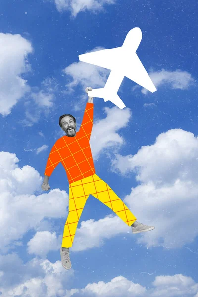 富有创意的3D摄影图画 兴奋的人物画服装挂着微型飞机机翼飞翔的天空云彩旅行者度假 — 图库照片