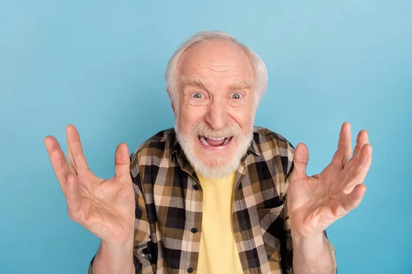 Φωτογραφία Του Θυμωμένος Εκνευρισμένος Συνταξιούχος Ντυμένος Καρό Πουκάμισο Ουρλιάζοντας Αύξηση — Φωτογραφία Αρχείου