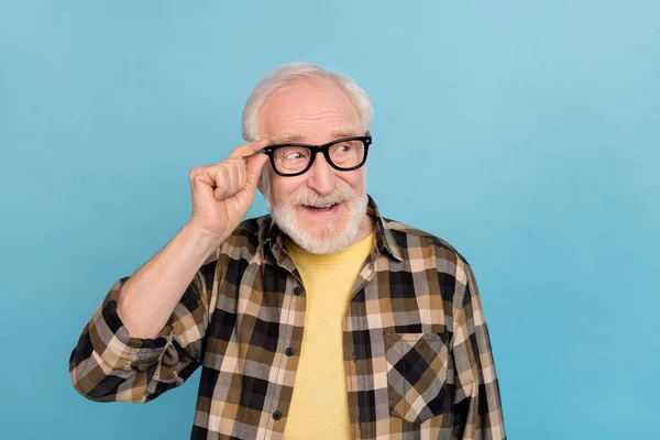 Foto Lindo Hombre Ensueño Pensionista Vestido Cuadros Camisa Brazo Gafas —  Fotos de Stock
