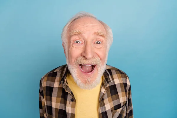 Φωτογραφία Του Ενθουσιασμένος Αστείο Συνταξιούχος Άνθρωπος Ντυμένος Καρό Πουκάμισο Ανοιχτό — Φωτογραφία Αρχείου