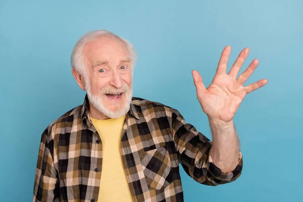 Fotografie Přátelský Sladký Muž Důchodce Oblečený Kostkovaná Košile Mávání Rameno — Stock fotografie