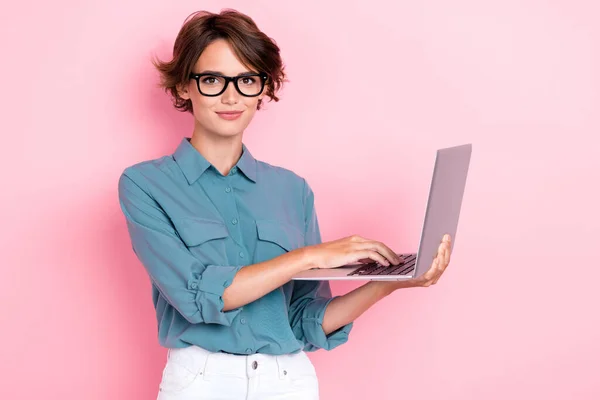 Retrato Chica Seria Buen Humor Con Peinado Bob Vestido Blusa — Foto de Stock