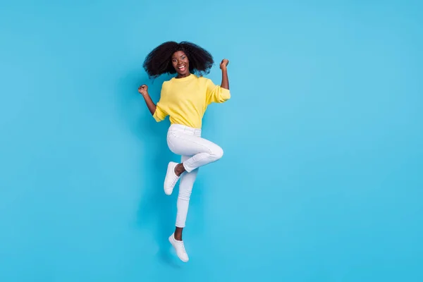 Foto Voller Länge Von Jungen Mädchen Lachen Aufspringen Feiert Hurra — Stockfoto