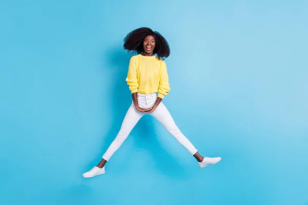 Foto Tamanho Completo Jovem Animado Louco Menina Saltar Trampolim Mostrando — Fotografia de Stock