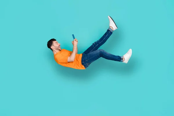 男インフルエンサー使用の完全な長さの写真Wifiガジェット秋ダウン隔離上のシアン色の背景 — ストック写真