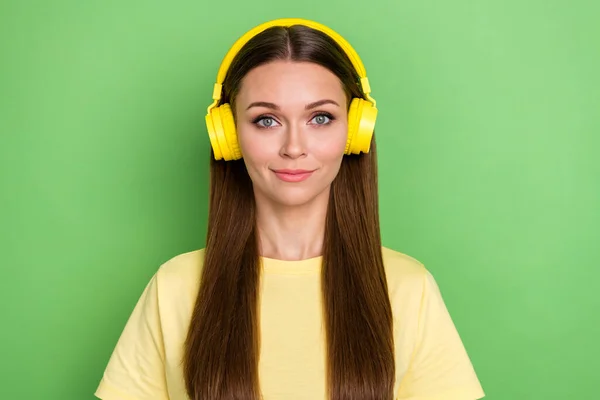 Portrét Nádherné Roztomilé Pozitivní Dívka Rovným Účesem Nosit Žluté Tričko — Stock fotografie
