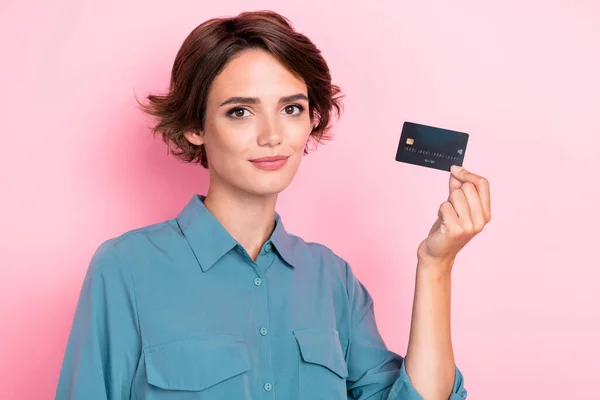 Foto Retrato Atraente Jovem Funcionário Banco Presente Novo Cartão Crédito — Fotografia de Stock