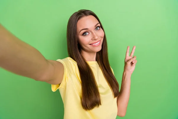 Düz Saçlı Sevimli Kızın Portresi Sarı Tişört Giyip Yeşil Arka — Stok fotoğraf