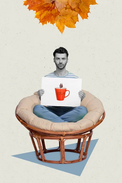 紙ポスターカップティーマグカップ広告秋の葉を保持ソフト快適なアームチェアに座って深刻な穏やかな男の創造的な抽象的なテンプレートのコラージュ — ストック写真