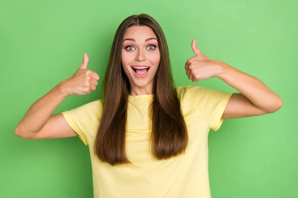 Retrato Chica Satisfecha Con Peinado Recto Vestido Camiseta Amarilla Impresionado —  Fotos de Stock