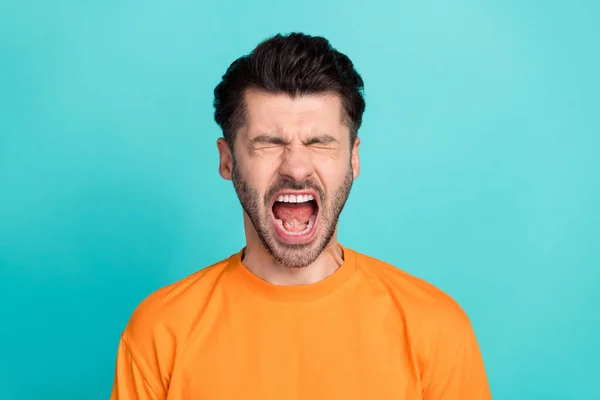 Detailní Fotografie Mladého Atraktivní Pohledný Vousatý Muž Otevřená Ústa Křičí — Stock fotografie