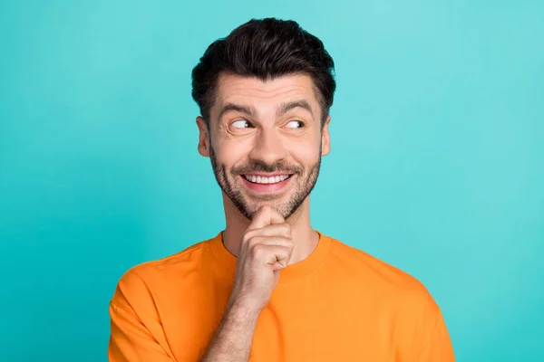 남자의 사진을 클로즈업으로 주황색 티셔츠를 턱수염 긍정적 미소는 아쿠아마린 배경에 — 스톡 사진