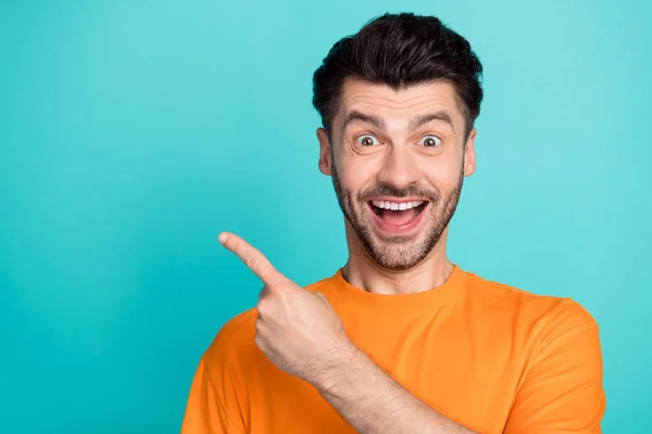 Κοντινή Φωτογραφία Του Νεαρού Ελκυστική Αστεία Αντίδραση Άνθρωπος Φορούν Πορτοκαλί — Φωτογραφία Αρχείου