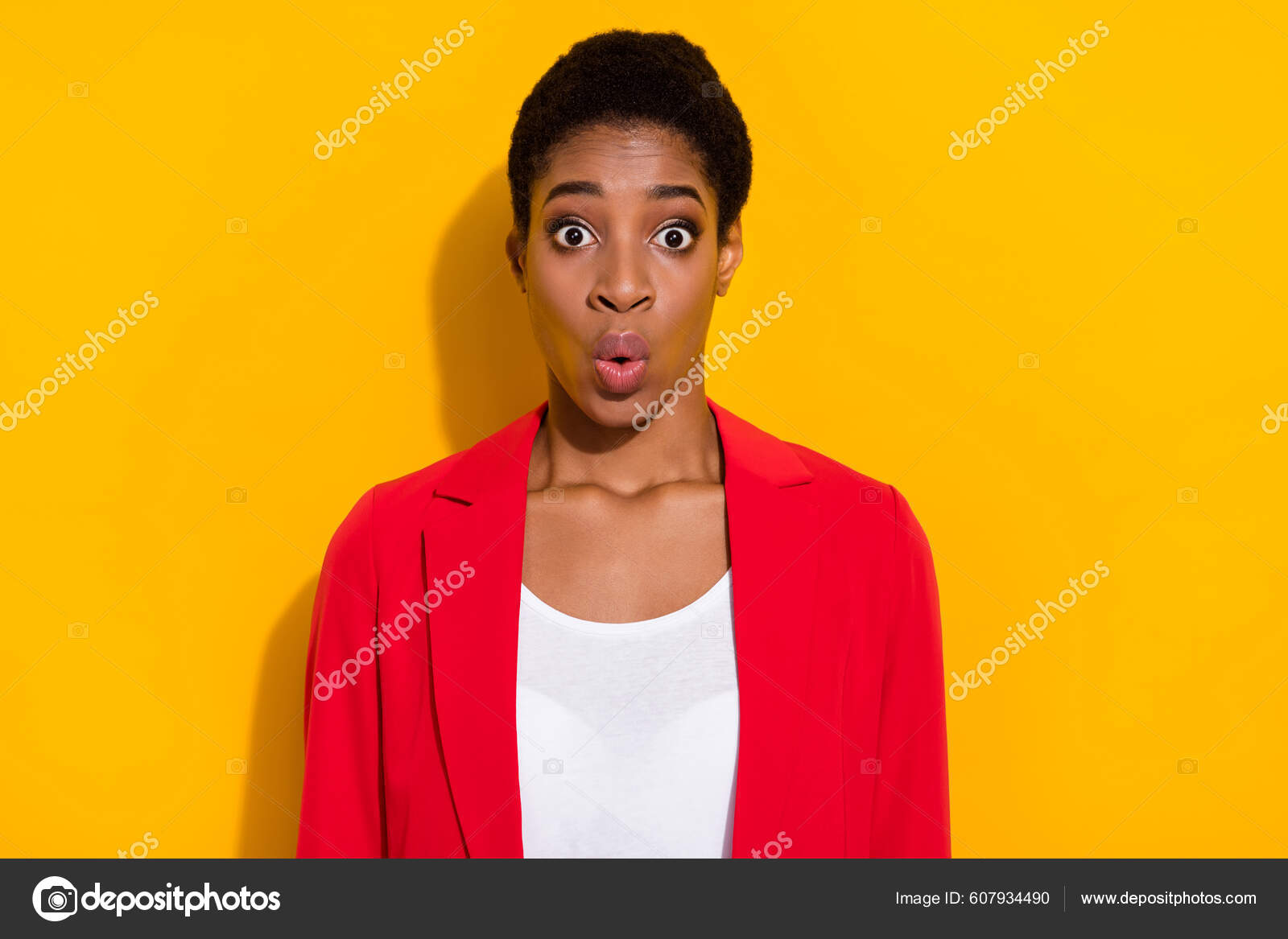 흥분한 안드로 사람의 모습에 인상을 뉴스를 블레이저는 배경을 가지고 — 스톡 사진 © deagreez1 #607934490, image size:1600x1167