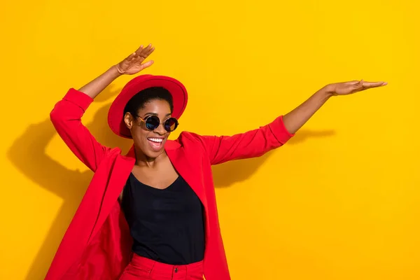 Foto Cabelo Curto Engraçado Legal Pessoa Vestida Boné Terno Vermelho — Fotografia de Stock