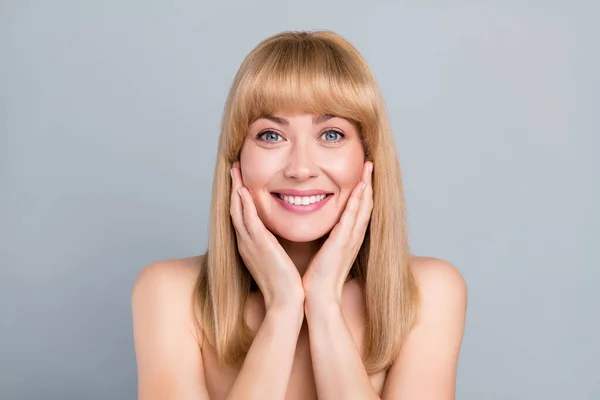 Retrato Mulher Alegre Atraente Lavar Pele Saudável Loção Facial Hidratante — Fotografia de Stock