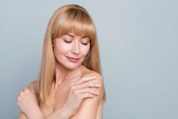 Retrato Mujer Atractiva Tierna Dulce Bien Arreglada Abrazando Hombros Piel — Foto de Stock