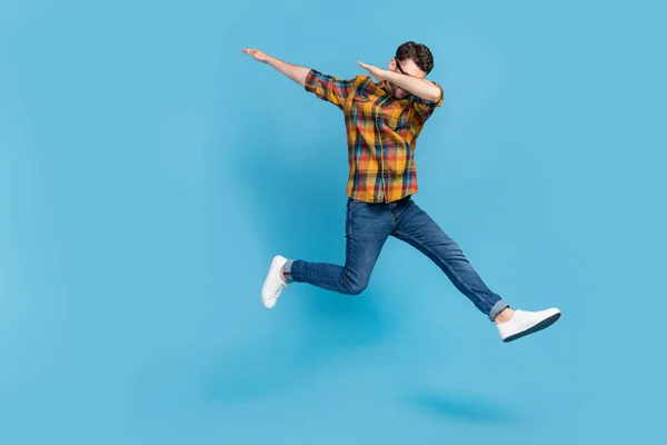 Retrato Corpo Inteiro Jovem Alegre Pulando Braços Dabbing Isolado Fundo — Fotografia de Stock