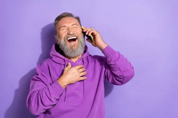 Fotografie Starého Zkušeného Atraktivní Senior Muž Držet Telefon Mluví Smích — Stock fotografie