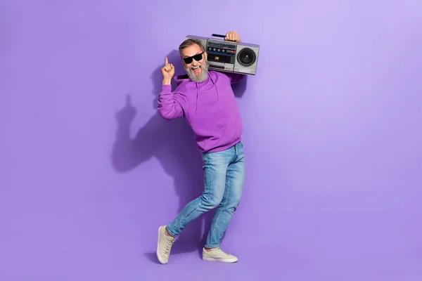 Photo Old Carefree Funny Positive Man Purple Hoodie Hold Boombox — Stock Photo, Image