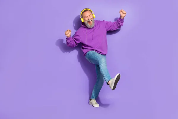 Retrato Jubilado Divertido Hombre Despreocupado Vestido Con Capucha Púrpura Auriculares — Foto de Stock
