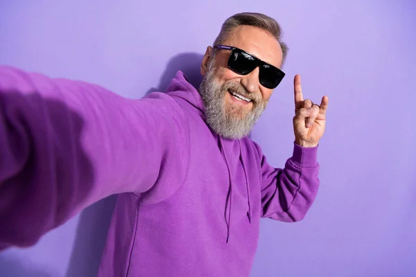 Photo Handsome Retired Positive Man Dressed Purple Hoodie Making Selfie — Stock Photo, Image