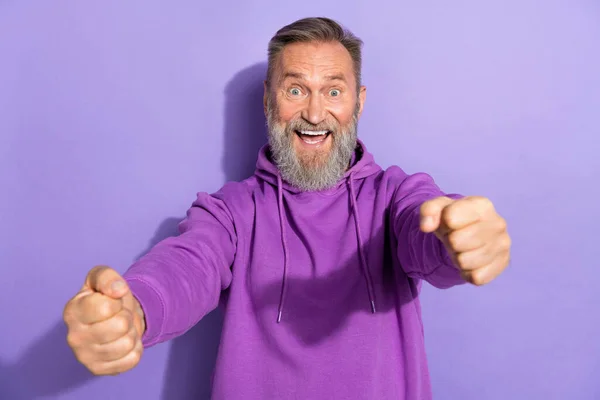 Фото Красивого Отставного Впечатлённого Экстатичного Человека Седой Бородой Фиолетовой Толстовке — стоковое фото