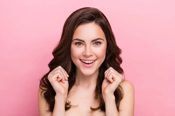 Foto Niña Bonita Celebrar Suerte Triunfar Puños Manos Cosmetología Aislado —  Fotos de Stock