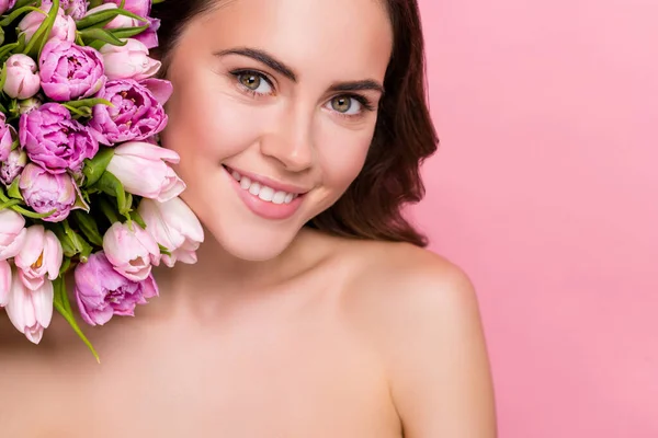 Foto Adorável Brilhante Jovem Mulher Ombros Nus Segurando Flores Flor — Fotografia de Stock